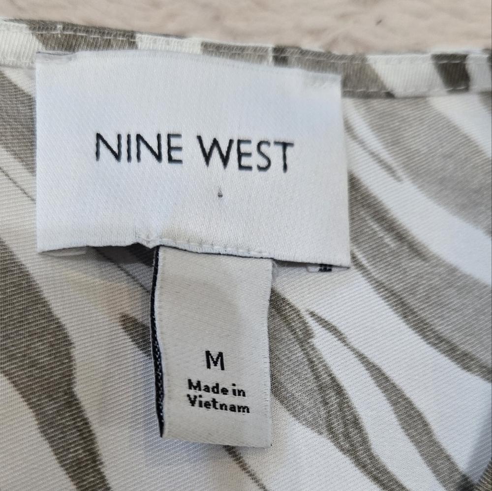 Nine West Green Animal Stripes Pleated Bottom Dress, Size Medium NWT - Picture 3 of 11